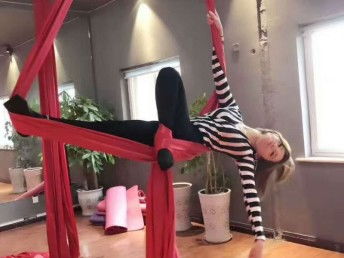 成都成華區(qū)鋼管舞培訓(xùn)學(xué)校 專(zhuān)業(yè)教練，零基礎(chǔ)授課