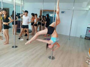 聚星鋼管舞學校 新都鋼管舞演出、35天就業(yè)、90天考證的專業(yè)之路